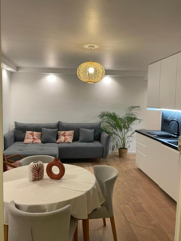 un salon avec un canapé et une table dans l'établissement T3 Aperçu Mer, à Antibes