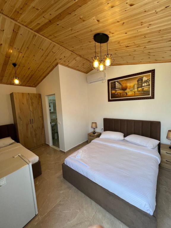 Postel nebo postele na pokoji v ubytování Lake Bliss Cabins