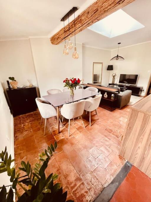 une salle à manger avec une table et quelques chaises dans l'établissement Charmant T2bis coeur historique, Clim, possibilité garage, à Aix-en-Provence