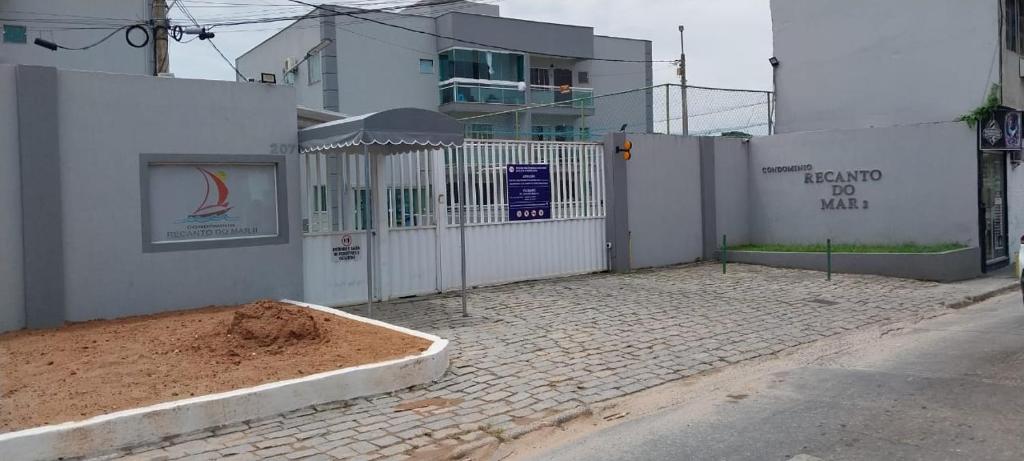 un edificio con una valla y un montón de tierra al lado en CONDOMINIO RECANTO DO MAR II, en Rio das Ostras