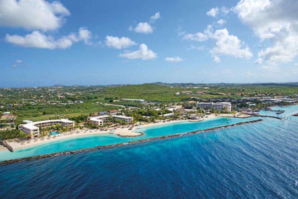 een luchtzicht op een resort in de oceaan bij Sunscape Curacao Resort Spa & Casino in Willemstad