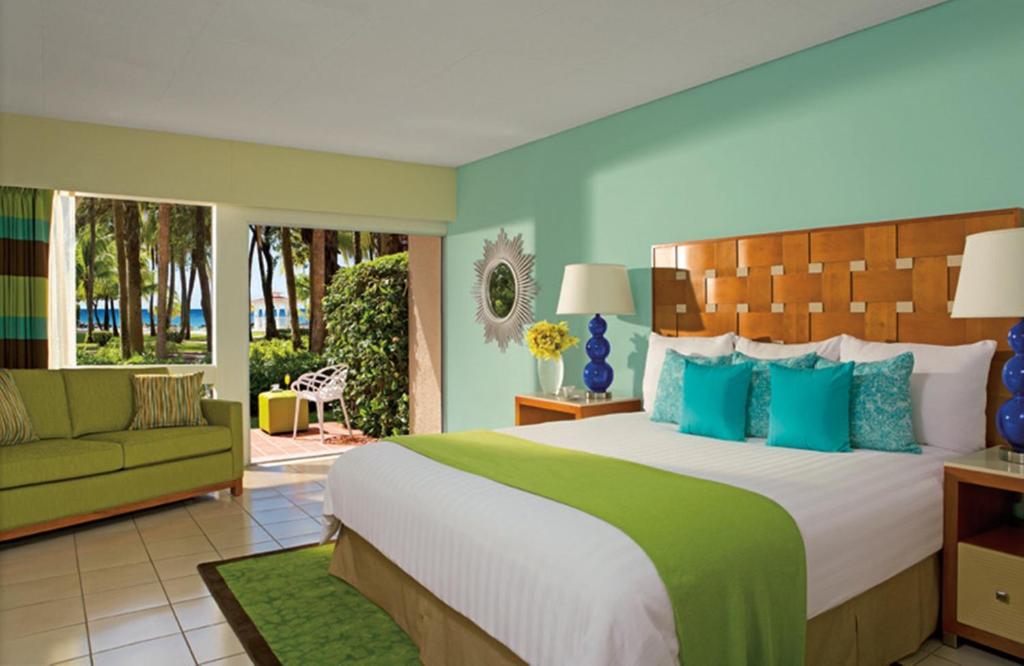 Postel nebo postele na pokoji v ubytování Sunscape Curacao Resort Spa & Casino