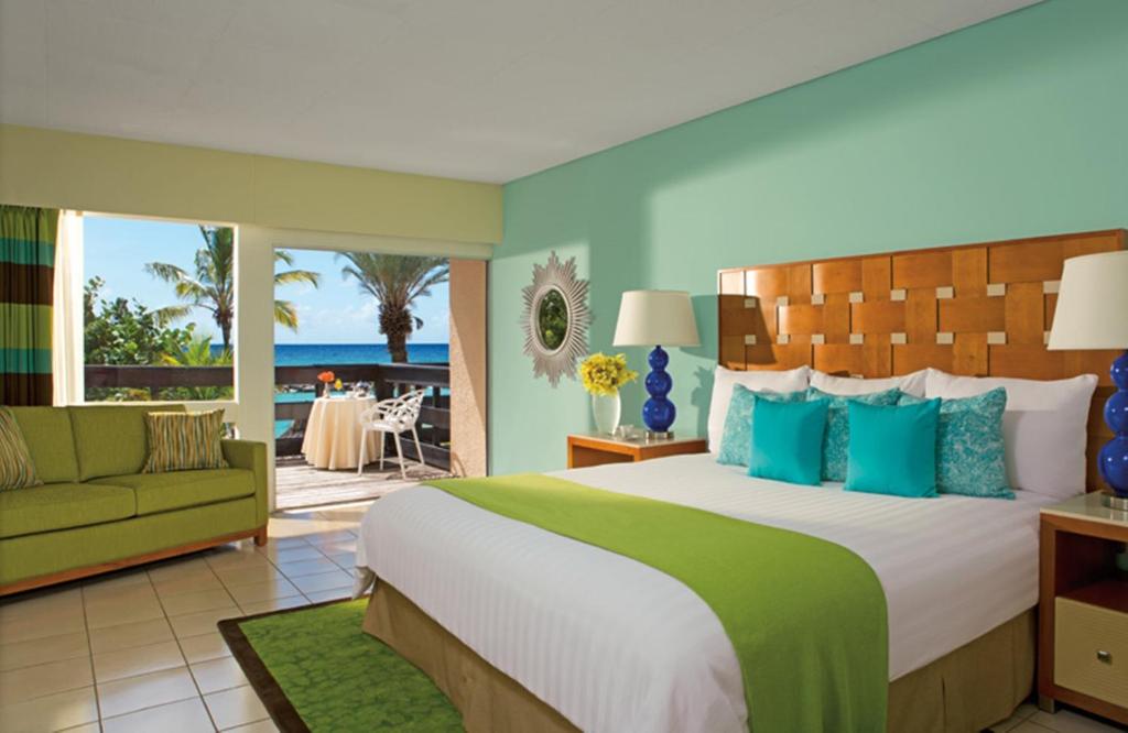 Postel nebo postele na pokoji v ubytování Sunscape Curacao Resort Spa & Casino