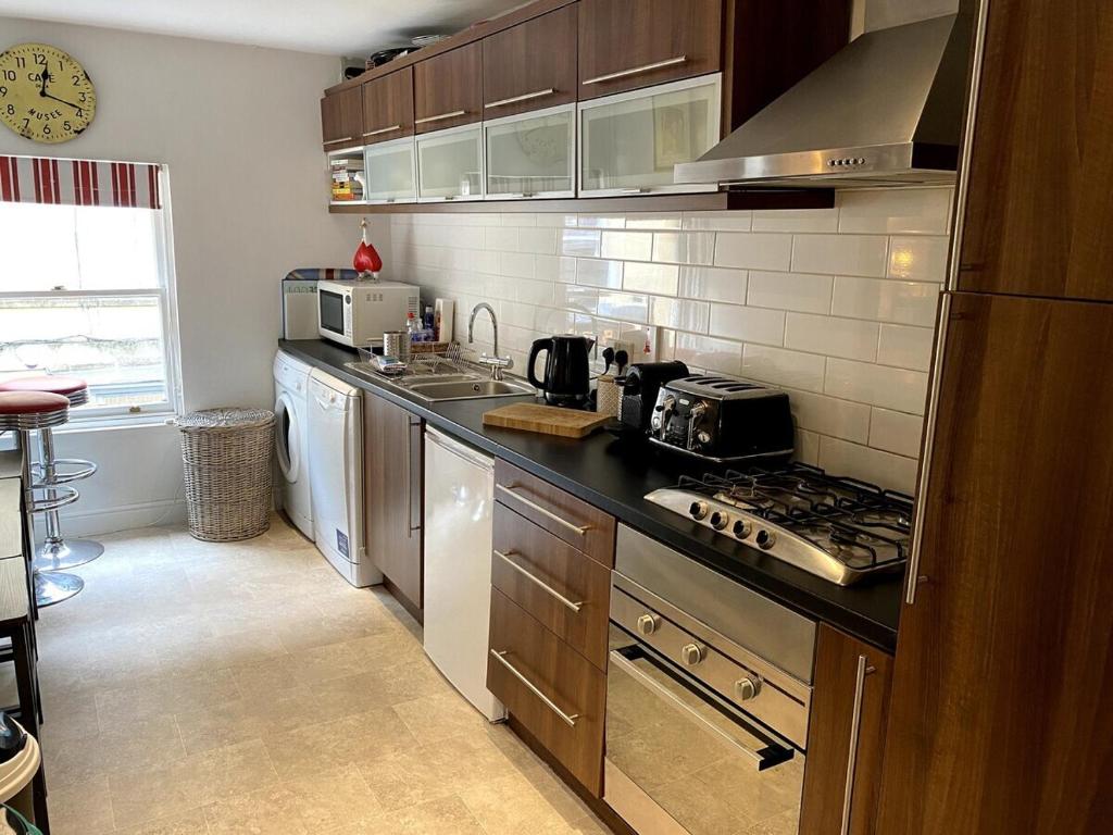 Kuchyň nebo kuchyňský kout v ubytování Spacious City Centre Apartment Bath