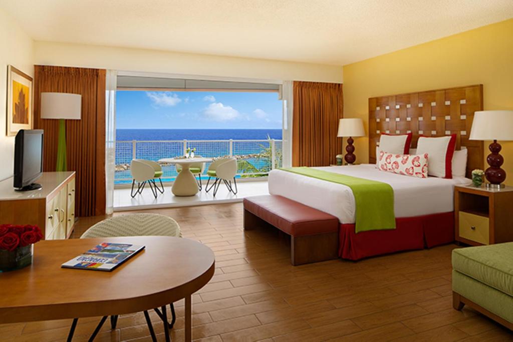 Postel nebo postele na pokoji v ubytování Sunscape Curacao Resort Spa & Casino