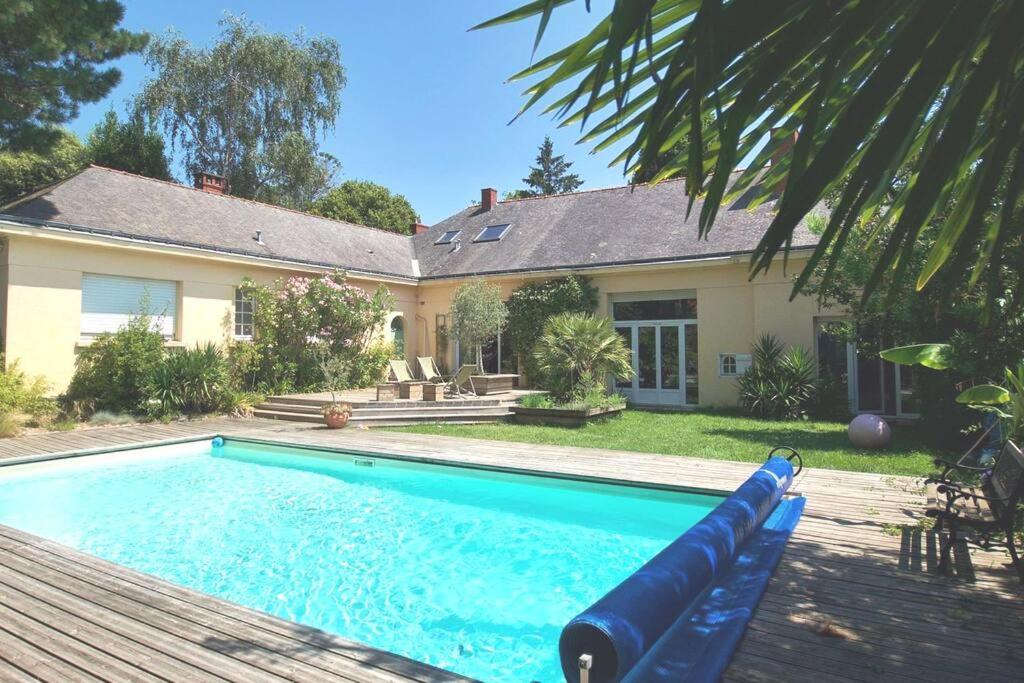 una piscina frente a una casa en villa chanoine poupard, en Nantes