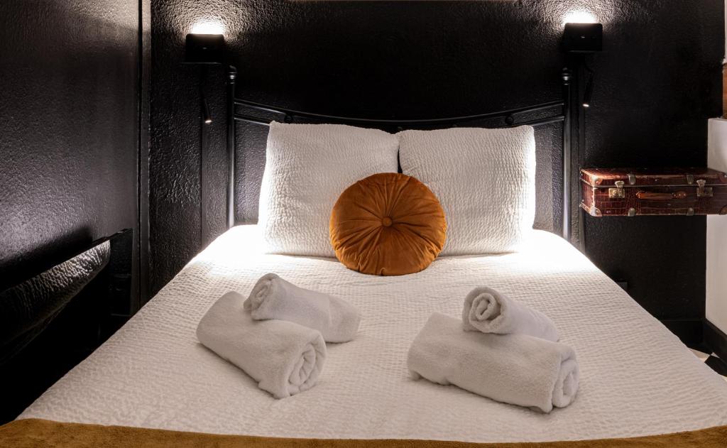Una cama o camas en una habitaci&oacute;n de Atypique - Coeur de ville - Ecran g&eacute;ant - 2 pers