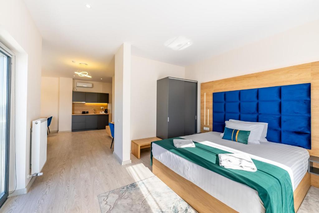 M City Aparthotel - Deluxe Double Room с балконом