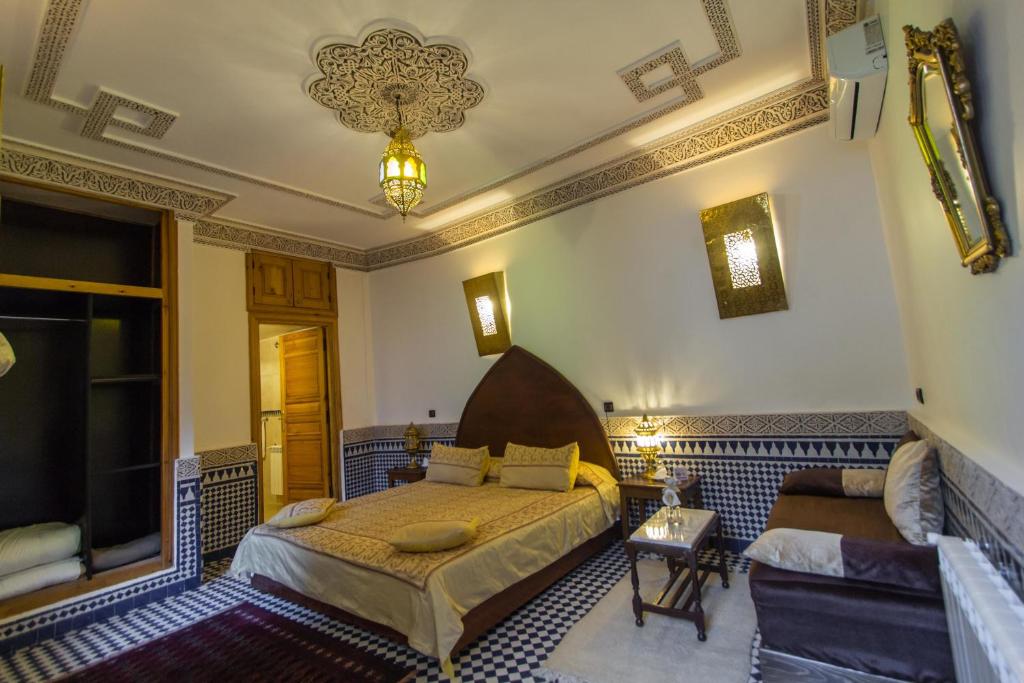 Postel nebo postele na pokoji v ubytování Riad Al Makan Fes & Spa