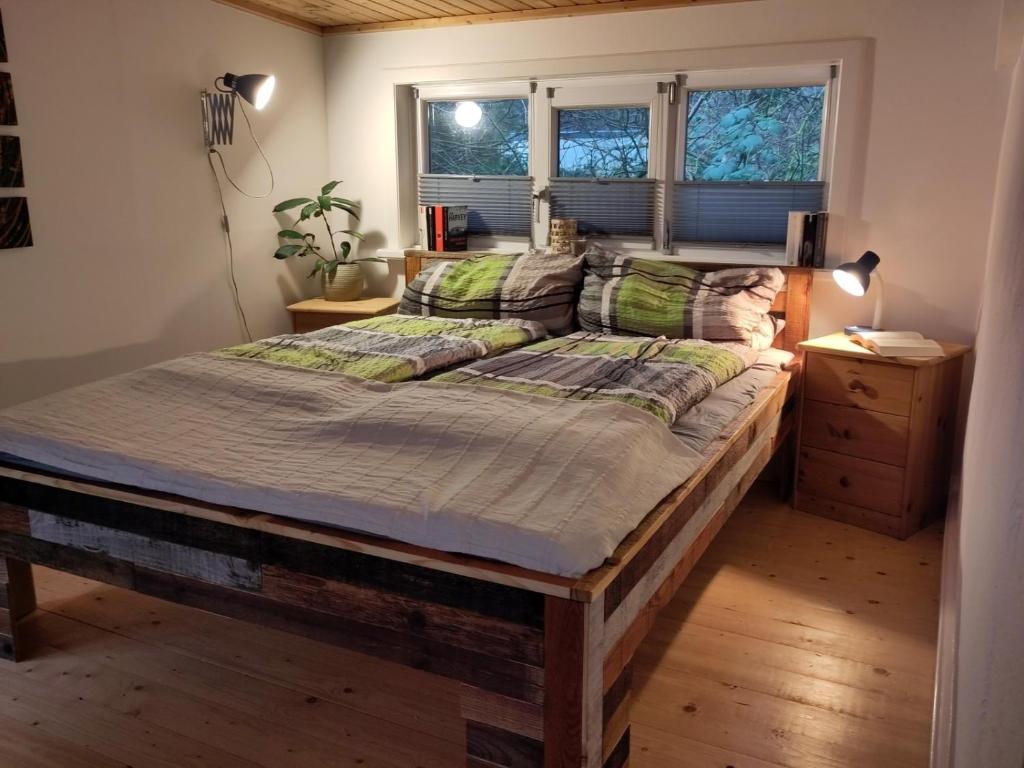 una camera con un grande letto con struttura in legno di Alte Schmiede - b51497 a Kiel