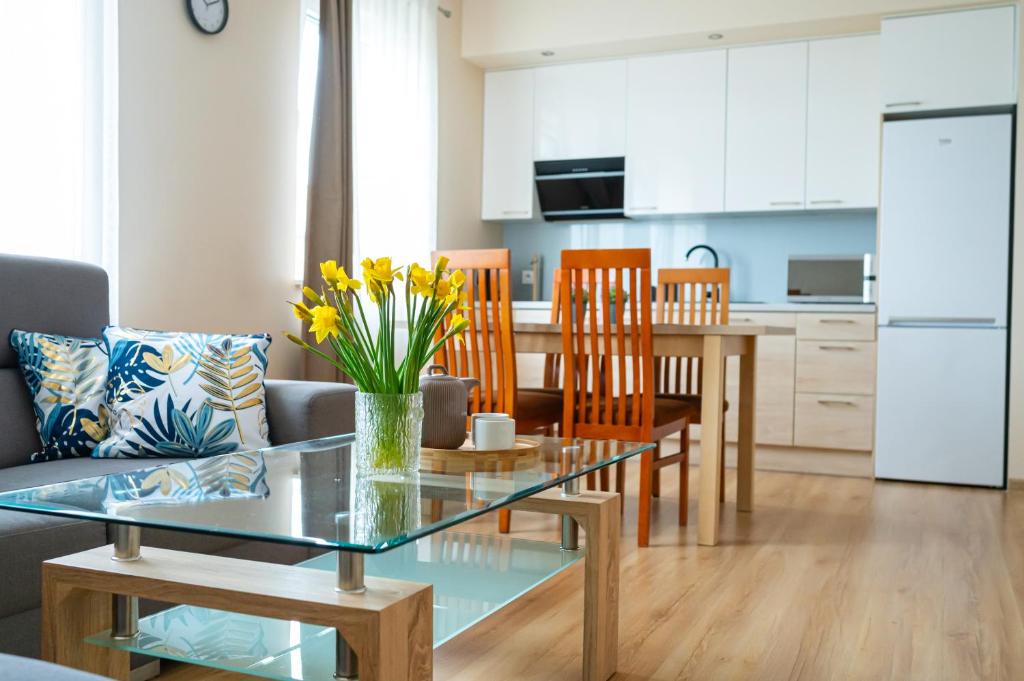 a kitchen and living room with a table and chairs at Noclegi Junior Wągrowiec in Wągrowiec