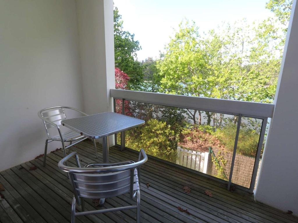 d'une table et de deux chaises sur un balcon avec vue. dans l'établissement Appartement Bénodet, 2 pièces, 2 personnes - FR-1-481-65, à Bénodet