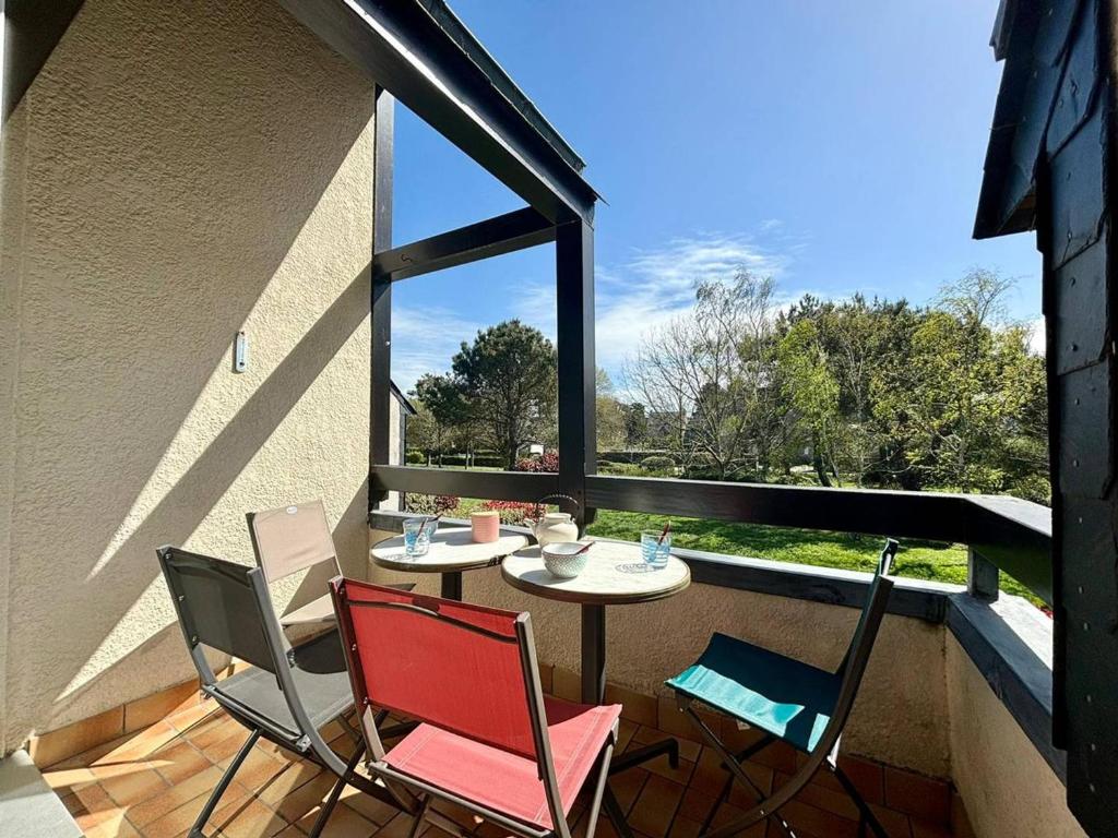 einen Balkon mit einem Tisch, 3 Stühlen und einem Fenster in der Unterkunft Appartement Carnac, 3 pièces, 4 personnes - FR-1-377-50 in Carnac