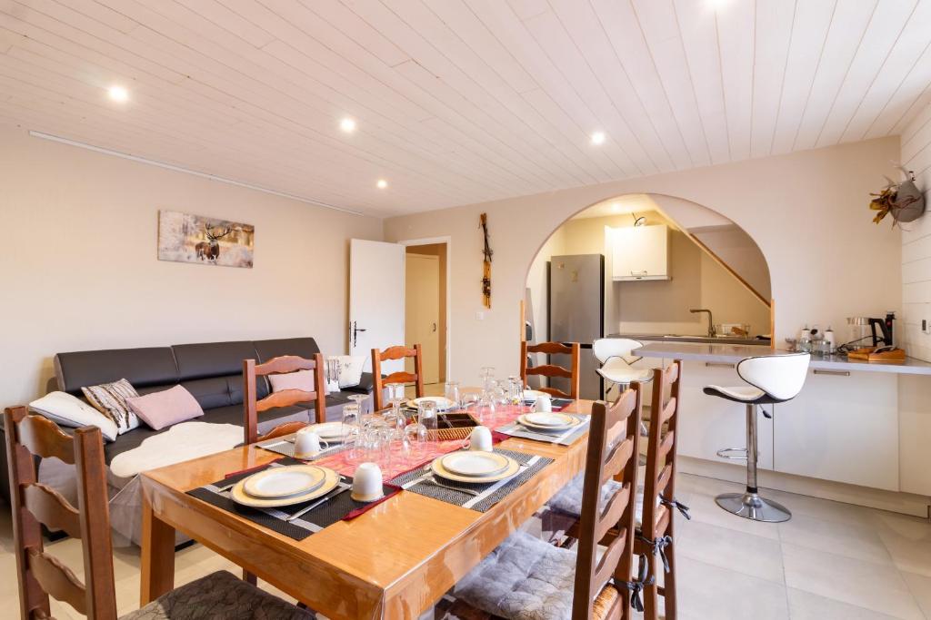 - une salle à manger et une cuisine avec une table et des chaises en bois dans l'établissement Le Cèrvi - Station de ski à pied, à Ax-les-Thermes