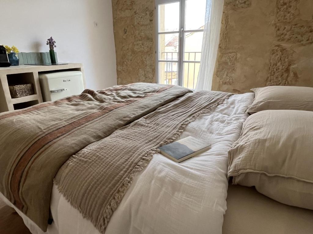 Una cama o camas en una habitación de La Maison des Lamanon