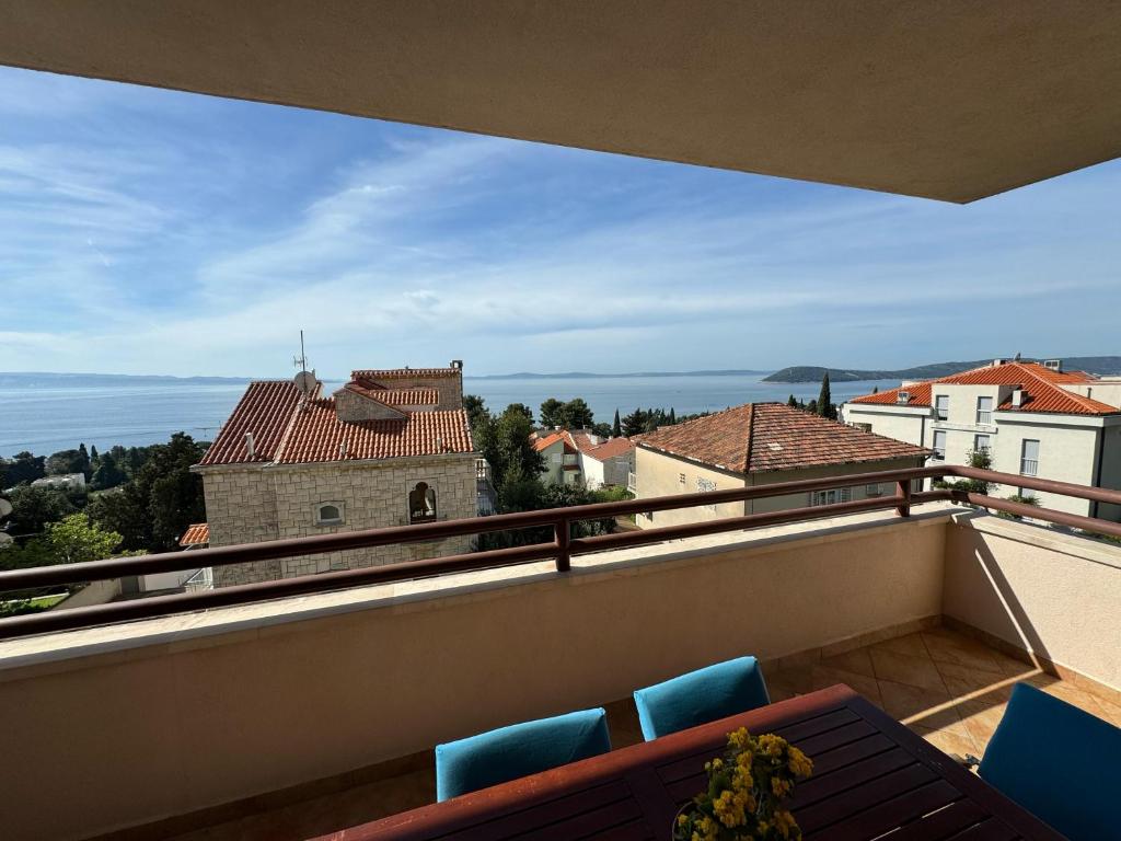 Un balcón con sillas y vistas al océano. en 4u2enjoy, en Split