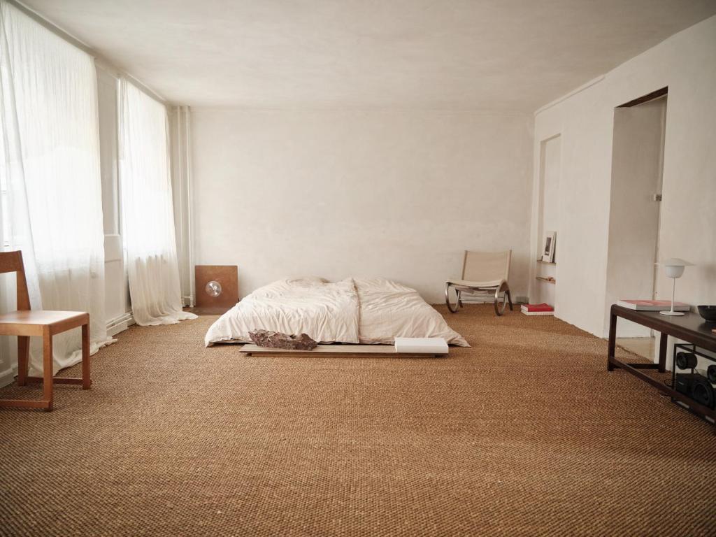 een slaapkamer met een bed in het midden van een kamer bij Nordic Design Residency / Natural habitat in Kopenhagen