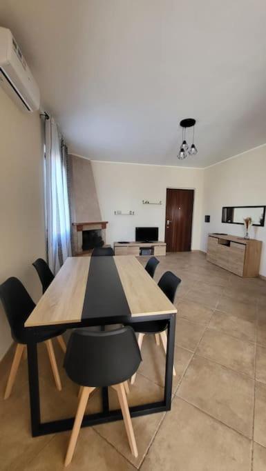 ein Esstisch und Stühle in einem Wohnzimmer in der Unterkunft La terrazza in Tarquinia