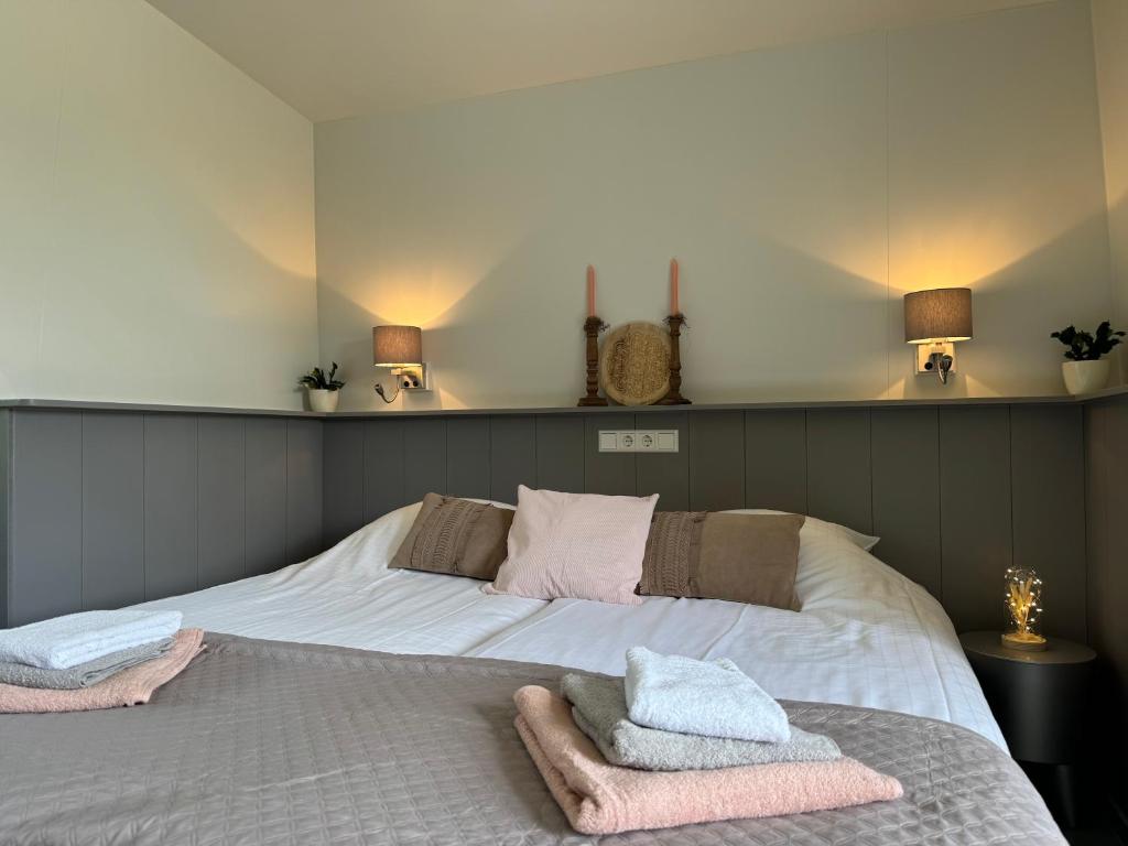 ein Schlafzimmer mit einem Bett mit zwei Handtüchern darauf in der Unterkunft Hotelhuisjes Andijk in Andijk
