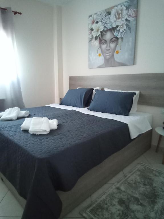 1 dormitorio con 1 cama grande y 2 toallas. en EvropisHouse en Kozani