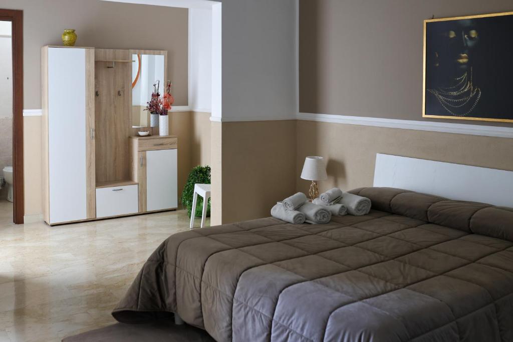 雷焦卡拉布里亞的住宿－Dominique Comfort Apartment，一间卧室,配有一张带两个泰迪熊的床