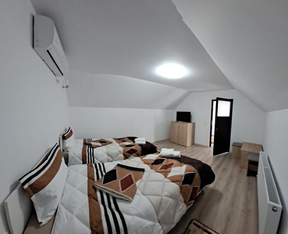 1 dormitorio con 2 camas en una habitación en Casa Gabi, en Corbu