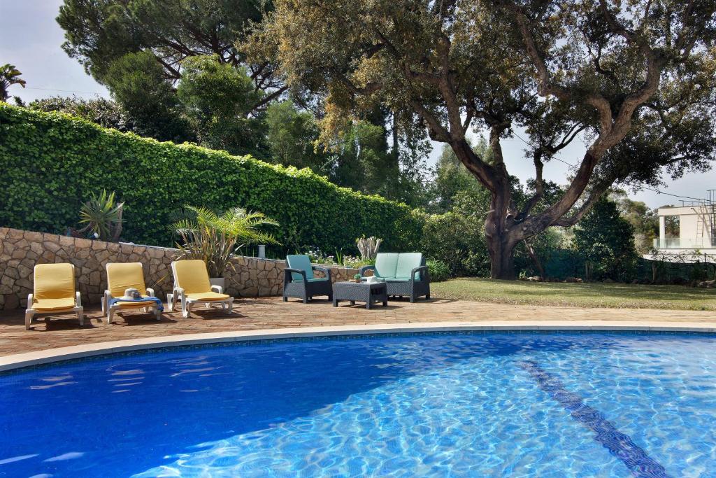 - un groupe de chaises et une piscine dans l'établissement Quinta da Balaia V3, à Albufeira