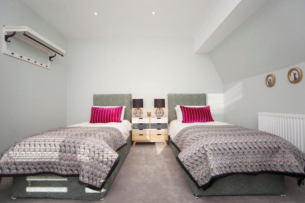 two beds sitting next to each other in a room at ※ Spacious Georgian Coach House & with Parking (TCH) ※ in Bath