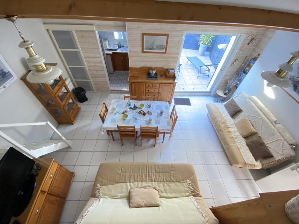 une vue aérienne d'un salon avec une table et des chaises dans l'établissement Maison 1 etoile proche gare et commerces, à Les Sables-dʼOlonne