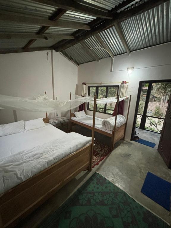 Postel nebo postele na pokoji v ubytování Nanu's Bardiya Homestay