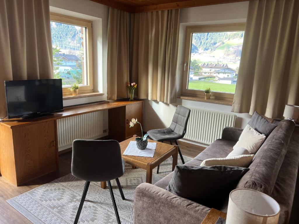 TV a/nebo společenská místnost v ubytování Apart Bergblick