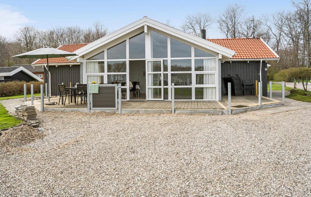 SønderbyにあるAwesome Home In Juelsminde With 4 Bedrooms, Sauna And Wifiの一軒家