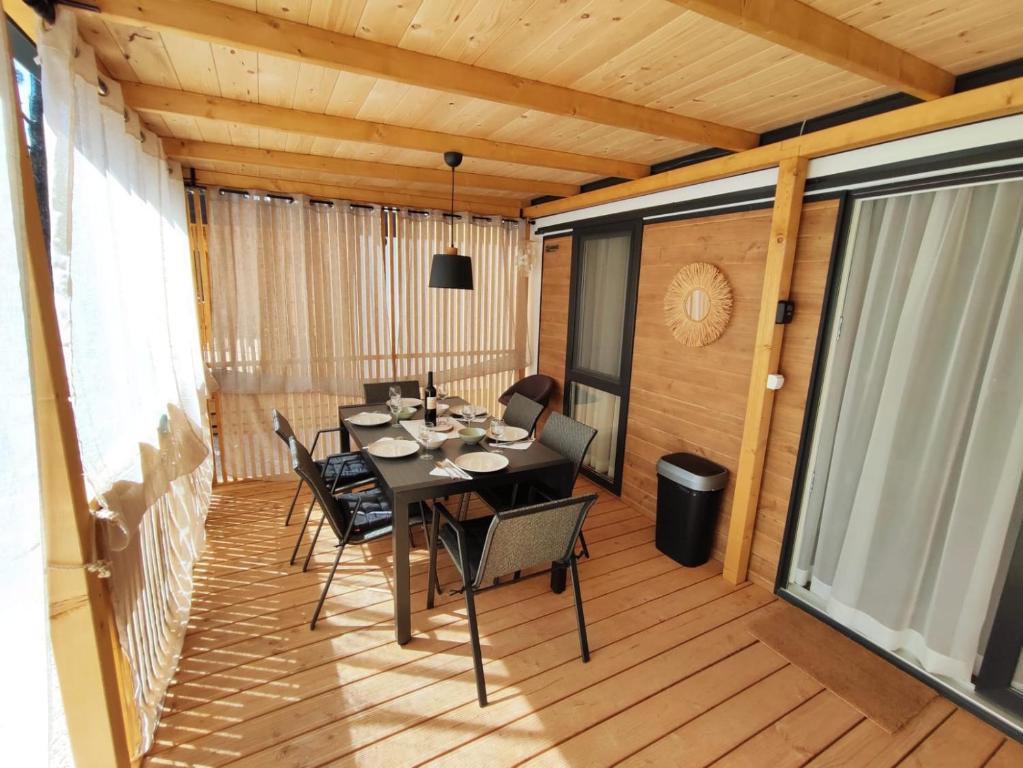 TV a/nebo společenská místnost v ubytování Mobile home Kala
