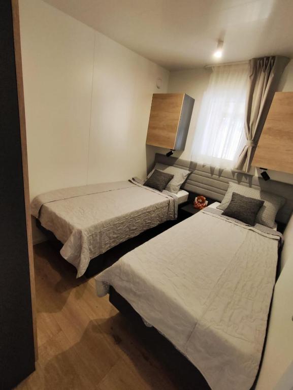 Postel nebo postele na pokoji v ubytování Mobile home Kala