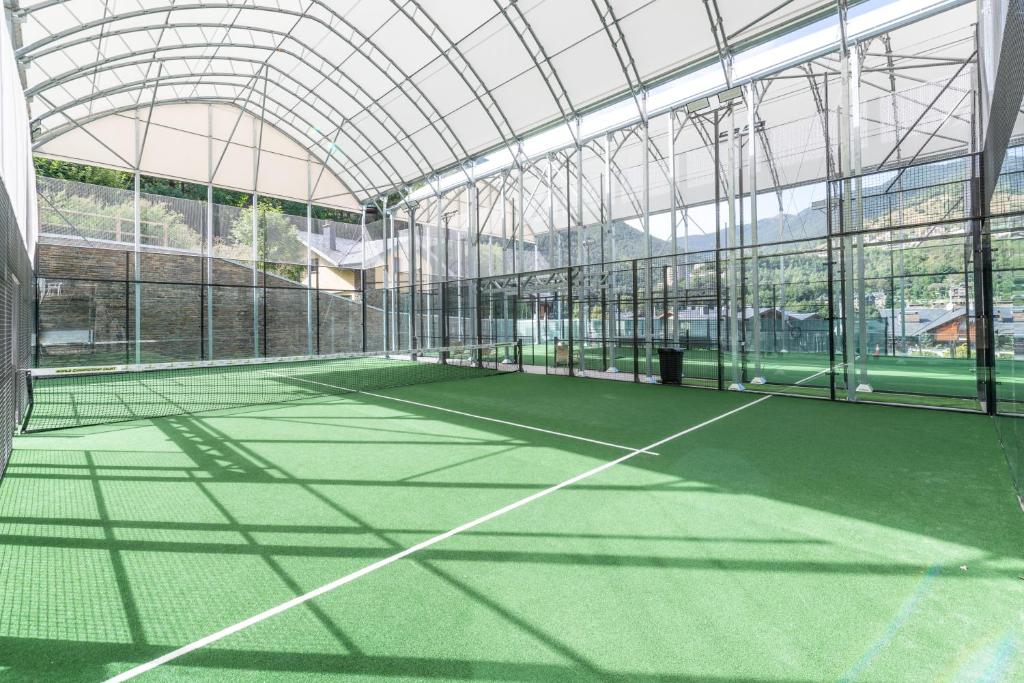 Tenis a/nebo squash v ubytování Hotel AnyosPark Mountain & Wellness Resort nebo okolí