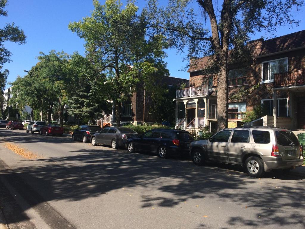 uma fila de carros estacionados ao lado de uma rua em Maria Montreal em Montreal