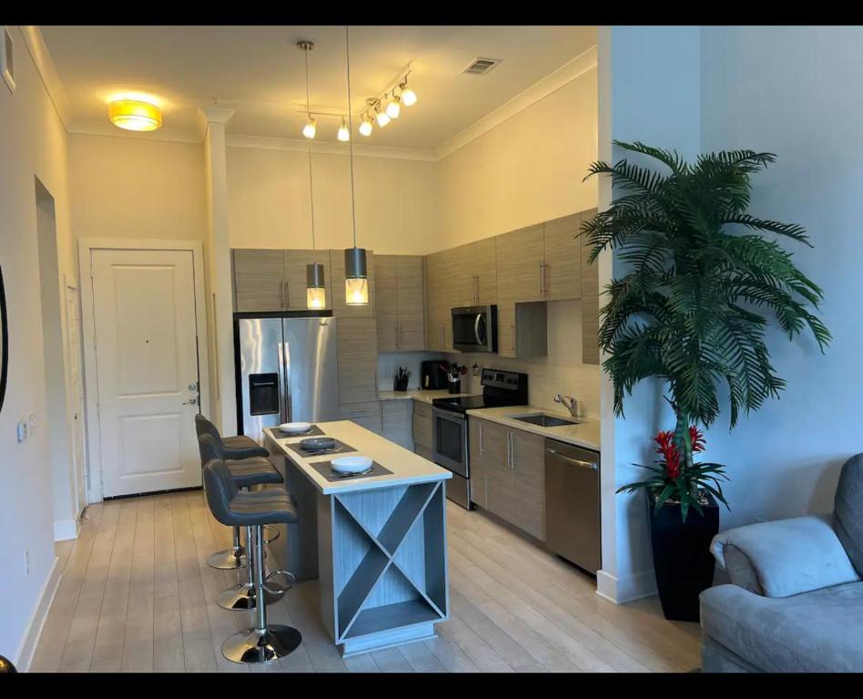 uma cozinha e sala de estar com uma mesa e uma palmeira em Deluxe! 1 Bedroom em Atlanta