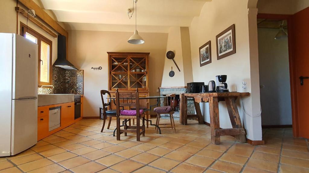 cocina con mesa, sillas y nevera en Apartamento El Pepito, en Granollers