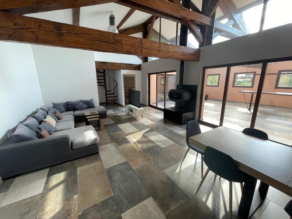 ein Wohnzimmer mit einem Sofa und einem Tisch in der Unterkunft Entre Mer et Vignes Perpignan in Perpignan