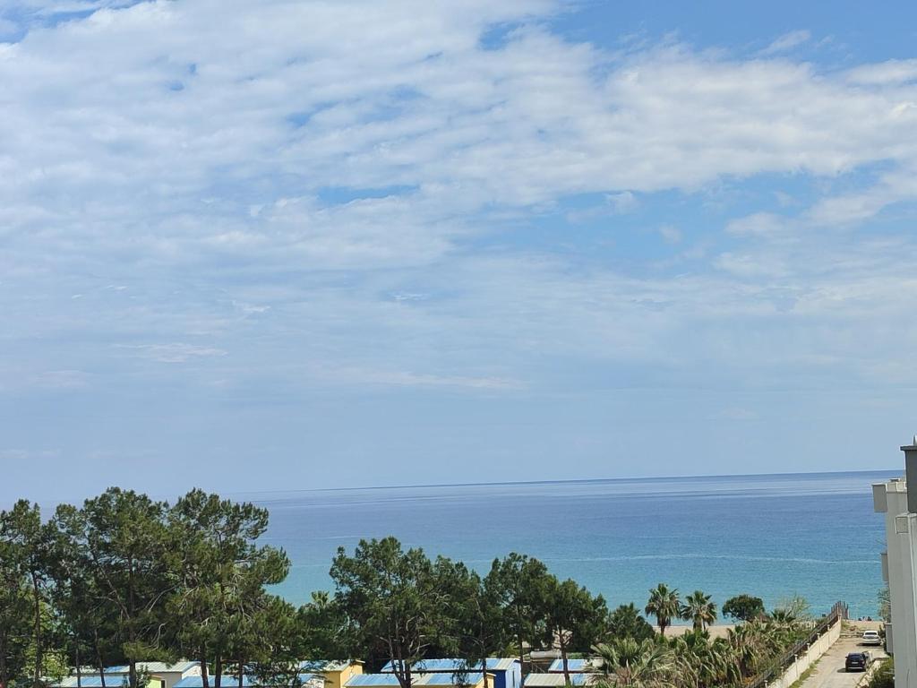 uma vista para a praia e para o oceano a partir de um edifício em HOTEL YAGMUR em Anamur