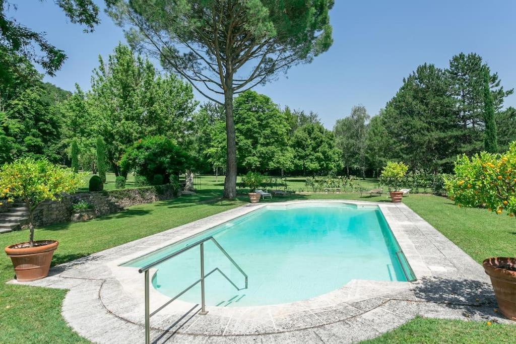 Bazén v ubytovaní La bastide des terres - 6 chambres - alebo v jeho blízkosti