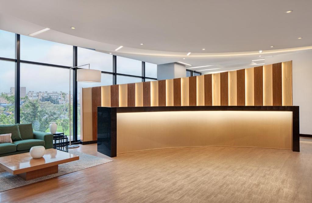 ボゴタにあるFairfield by Marriott Bogota Embajadaのリビングルーム(大きな窓付)