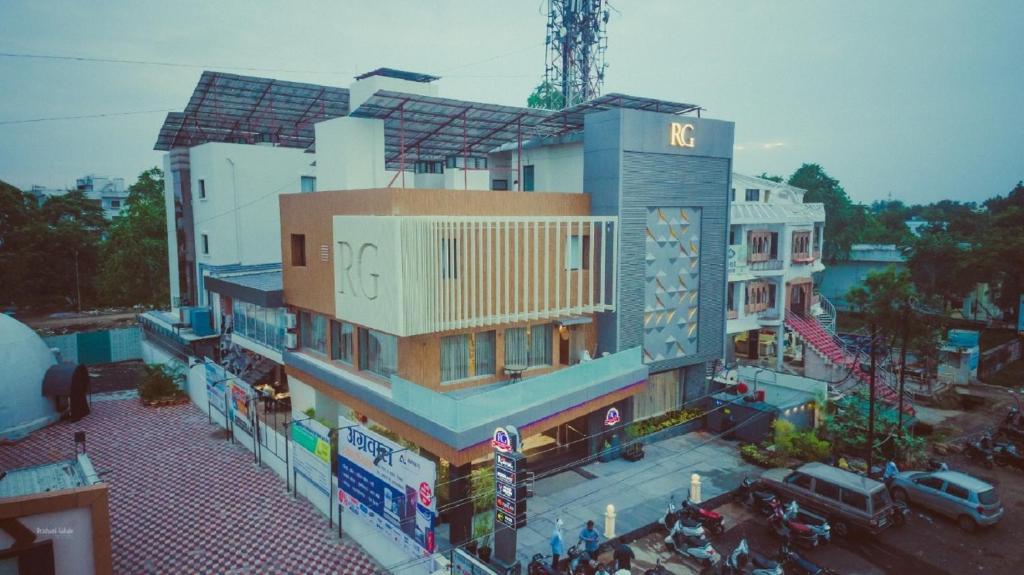 uma vista geral de um edifício numa cidade em RG Exclusive Hotel- Akola em Akola