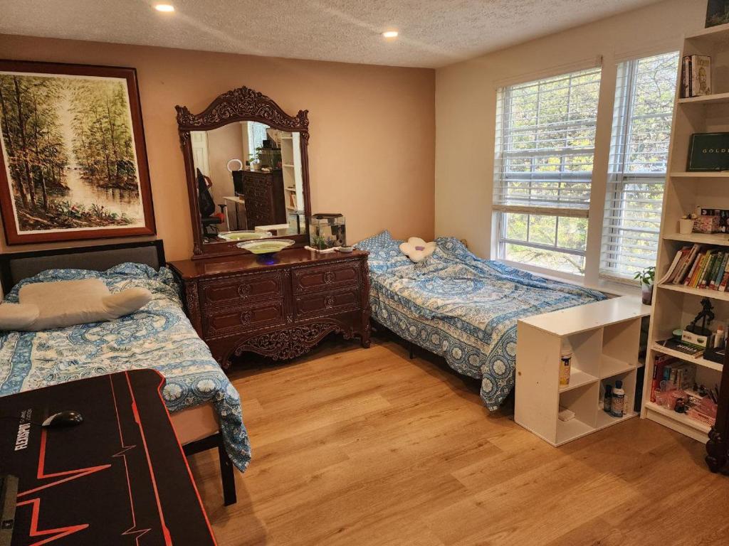 Ein Bett oder Betten in einem Zimmer der Unterkunft Room in 3-BR Townhouse - Enjoy Trails and Free Parking