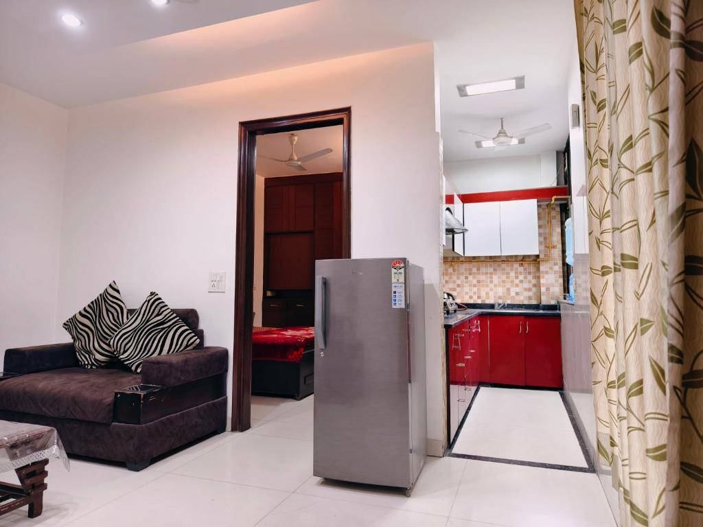 w kuchni i salonie z lodówką w obiekcie Family 3bhk Home stay! w Nowym Delhi