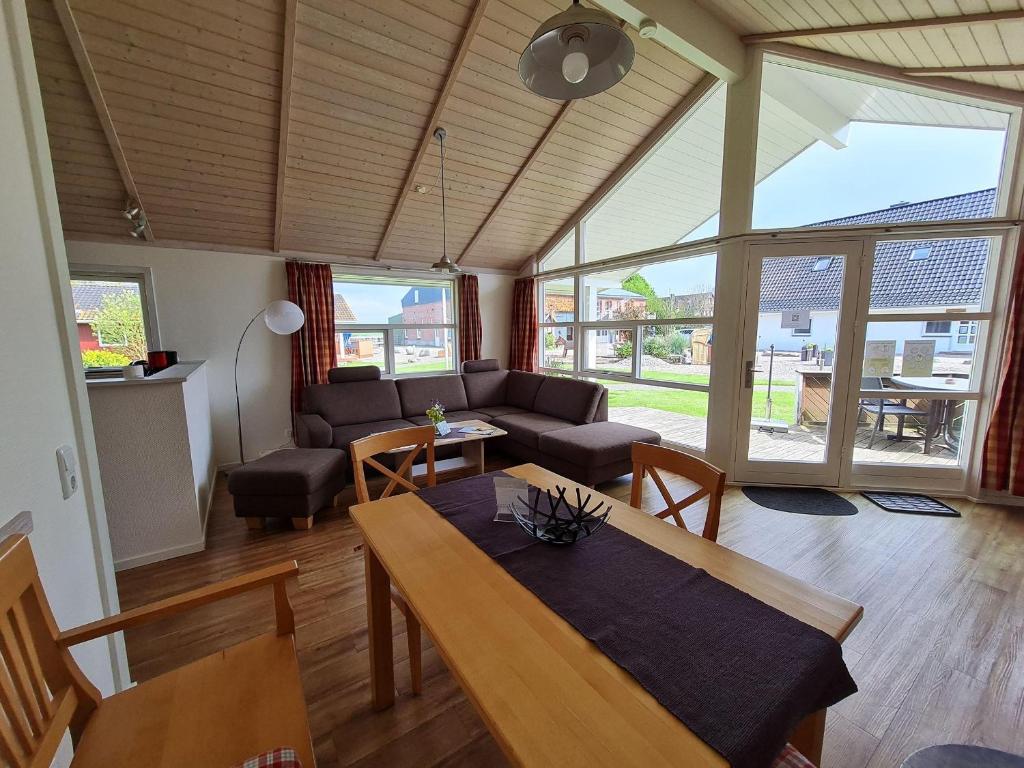 a living room with a table and a couch at Ferienhaus-Linde in Presen