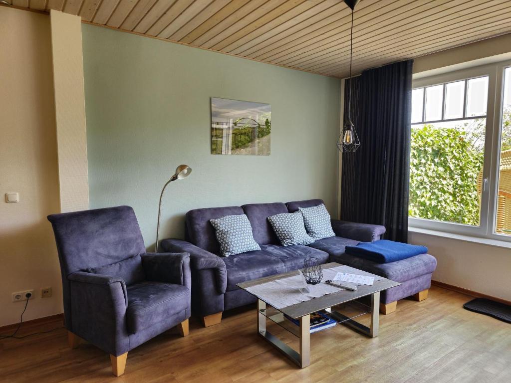 a living room with a couch and two chairs at Doppelhaushaelfte-Kornblume in Presen