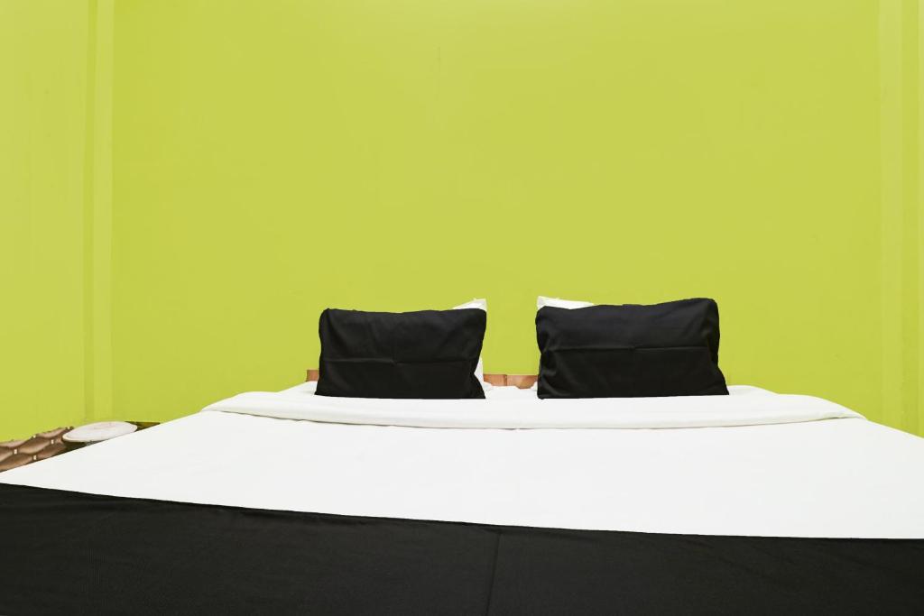 Ένα ή περισσότερα κρεβάτια σε δωμάτιο στο SPOT ON Shiva Family Restaurant Guest House