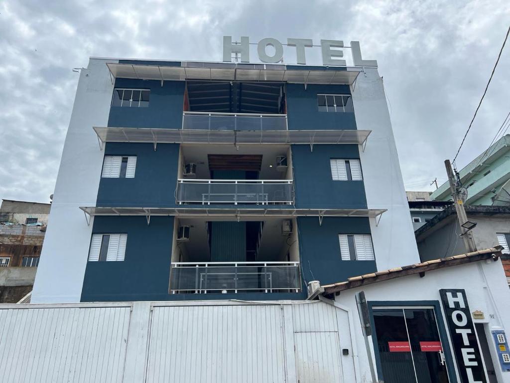 un edificio azul con un cartel de hotel en Hotel Araçariguama en Araçariguama