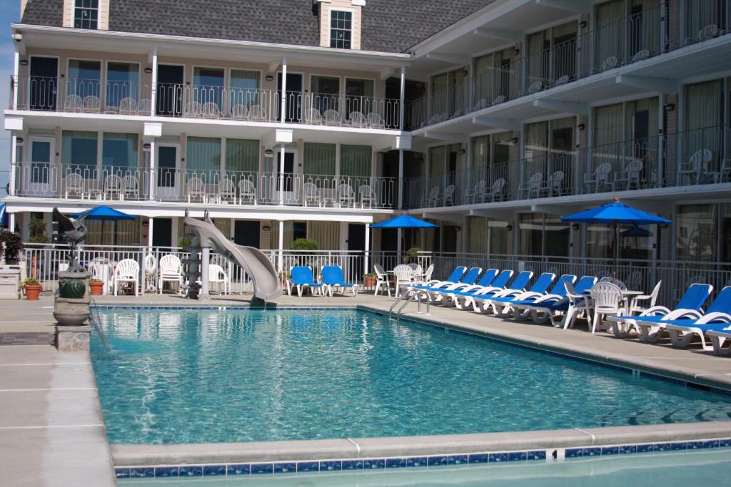Bazén v ubytování Fleur de Lis Beach Motel nebo v jeho okolí